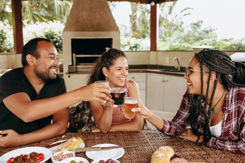 Your Mate Said It Was Unreal: How Pub Chats and Group Chats Are Selling Aussie Casinos Better Than Any Ad Campaign